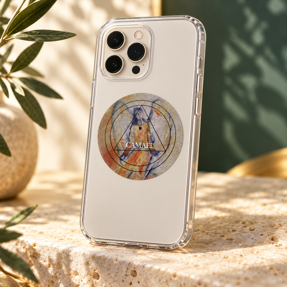 Pastille Camaël installée sur une coque de téléphone transparente
