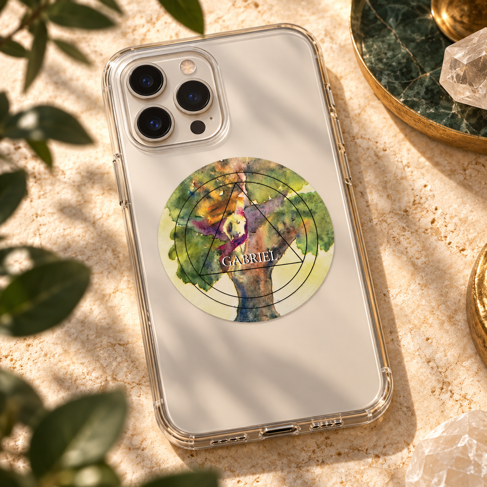 Pastille Gabriel installée sur une coque de téléphone transparente