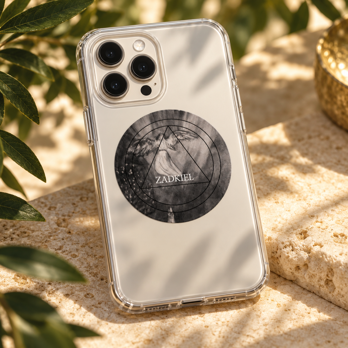 Pastille Zadkiel installée sur une coque de téléphone transparente
